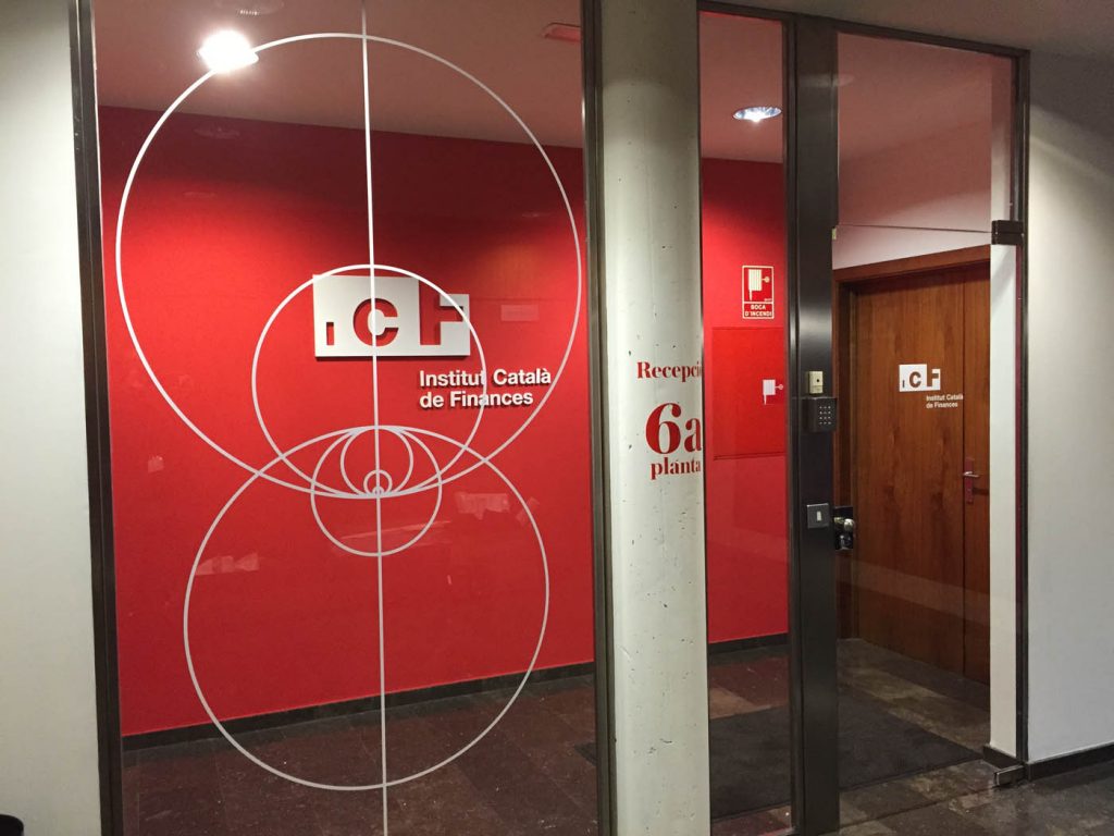 Vinilo sobre cristal y pared