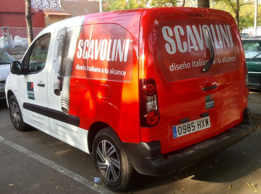 Furgoneta con vinilo corporativo de la empresa